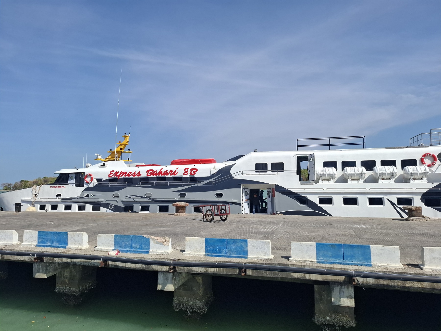 BERSANDAR: Kapal Cepat Express Bahari 8B dilakukan perawatan di Pelabuhan Kalianget Selasa (8/10).