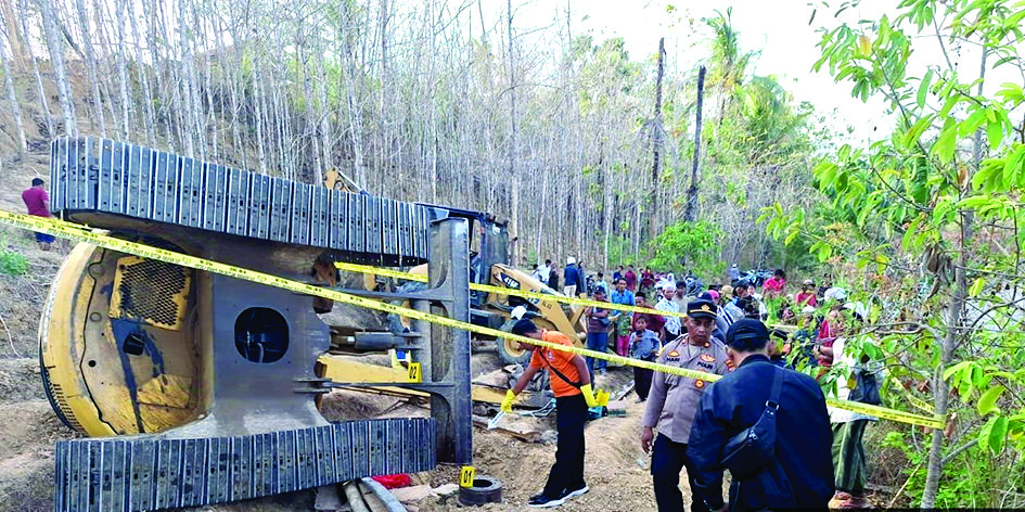TIDAK UTUH: Tim Inafis Satreskrim Polres Pamekasan melakukan olah TKP di Dusun Cekonceh, Desa Sana Tengah, Kecamatan Pasean, Pamekasan, Selasa (8/10). (POLSEK PASEAN UNTUK JPRM)