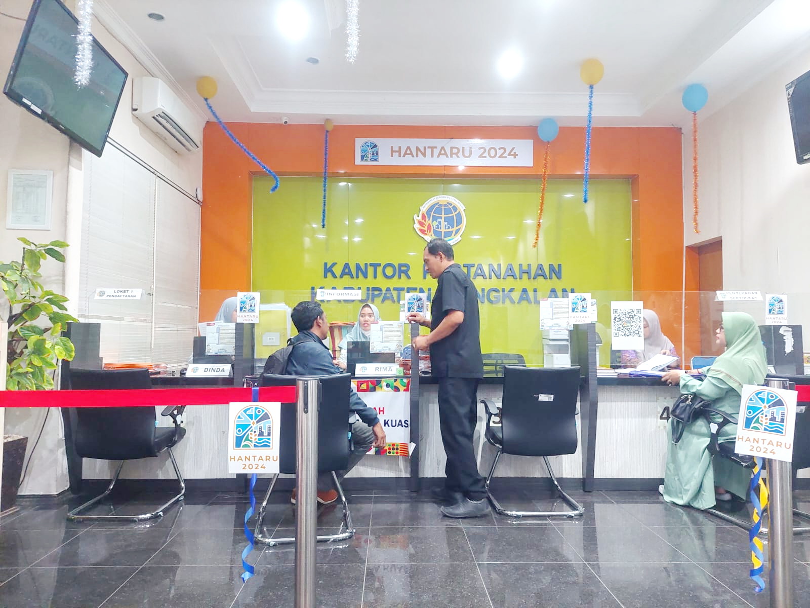 PERIHAL SERTIFIKAT TANAH: Pegawai BPN Bangkalan berdialog dengan pengunjung Kamis (10/10).