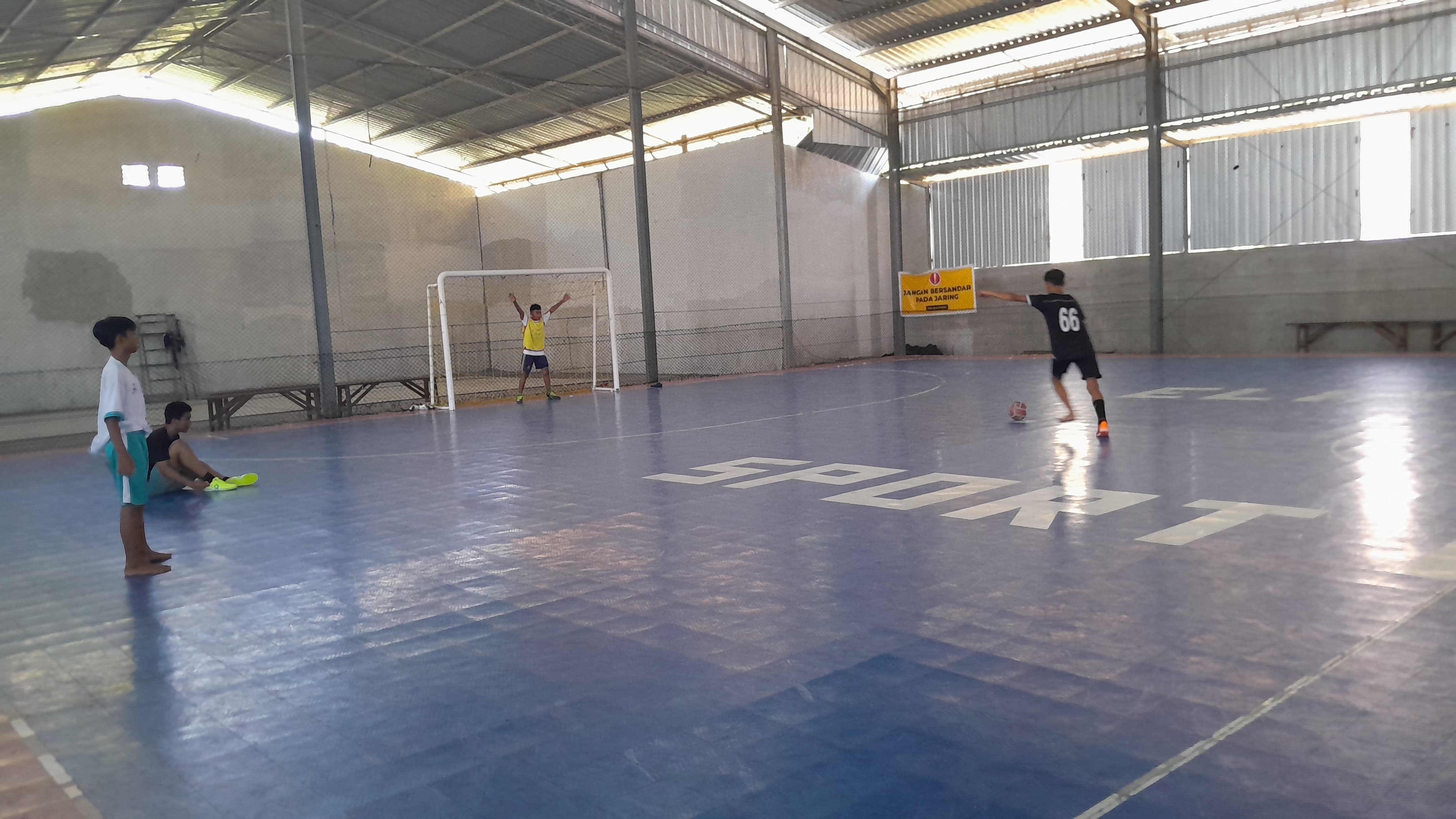 LATIH SKILL: Anak-anak bermain futsal di Lapangan Eliza Sport Center Futsal Cup Pamekasan. (KHOLIL RAMLI/JPRM)