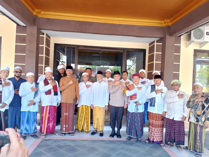 BERSINERGI: Para ulama berfoto bersama Kapolres AKBP Hendro Sukmono usai melakukan audiensi di Mapolres Sampang Kamis (10/10). (UBAIDILLAHIR RA&rsquo;IE/JPRM)
