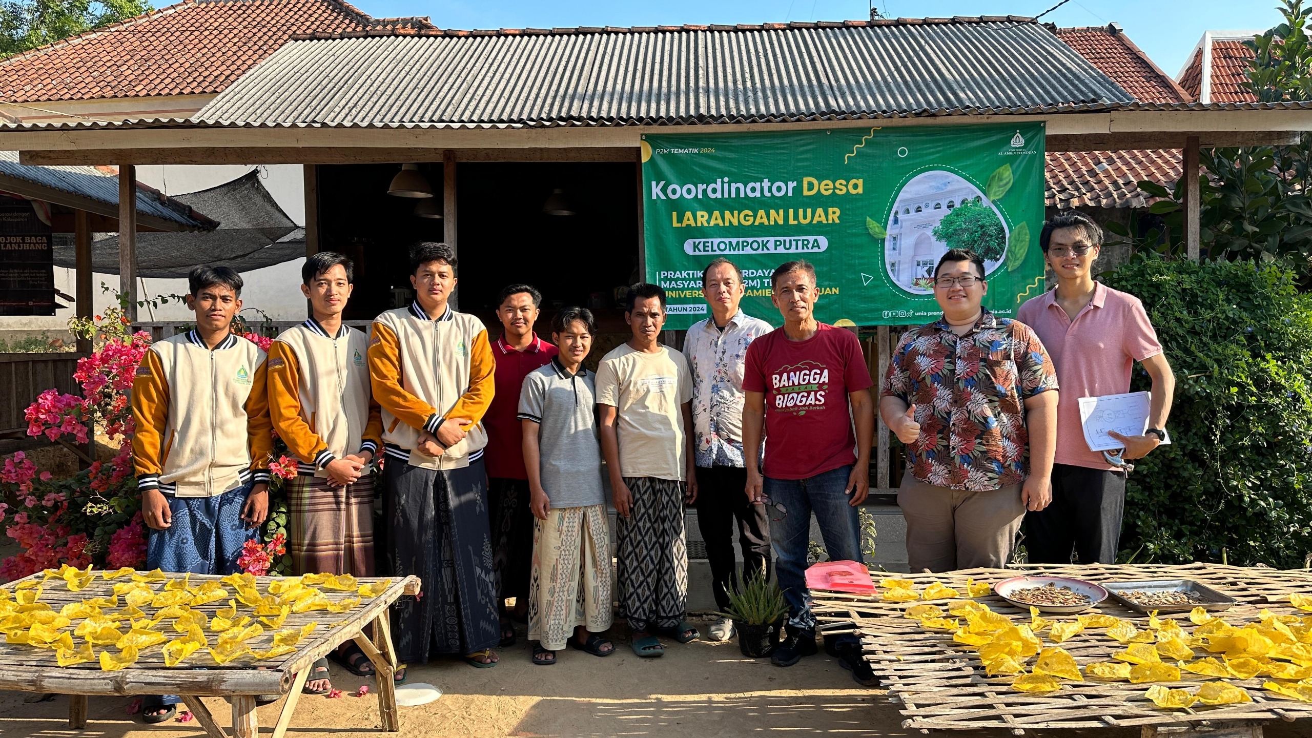 KREATIF: Mahasiswa P2M UNIA Sumenep bersua foto dengan Prof. Willyanto Anggono dan perwakilan dari Universitas Kristen Petra, Surabaya.