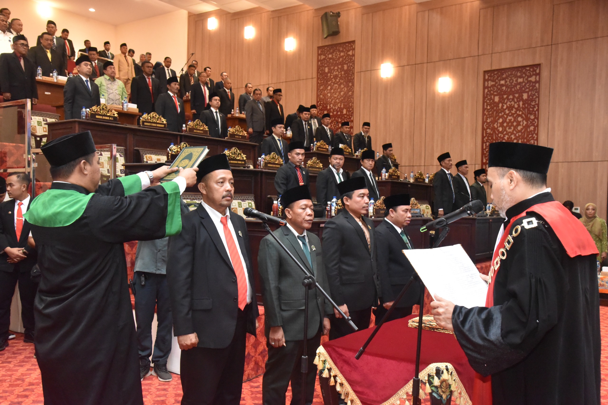 DISUMPAH: Zainal Arifin (kiri) menjalani sumpah jabatan sebagai ketua DPRD Sumenep periode 2024-2029 di Gedung Baru DPRD Sumenep&nbsp;Rabu (10/10).