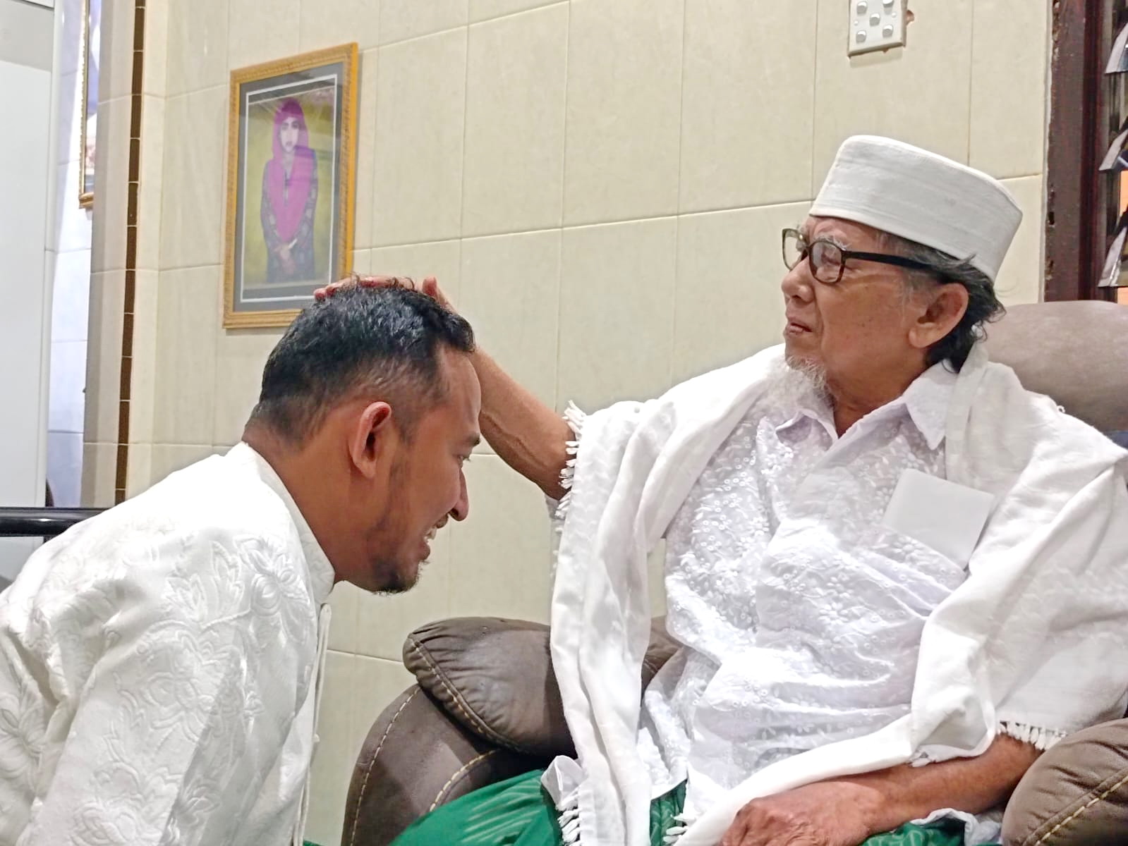 SUNGKEM: Cabup Sumenep Achmad Fauzi Wongsojudo (kiri) saat sowan kepada Pengasuh Ponpes Al-Qodiri Jember KH Ahmad Muzakki Syah pada Senin (30/9). (TIM FAHAM UNTUK JPRM)
