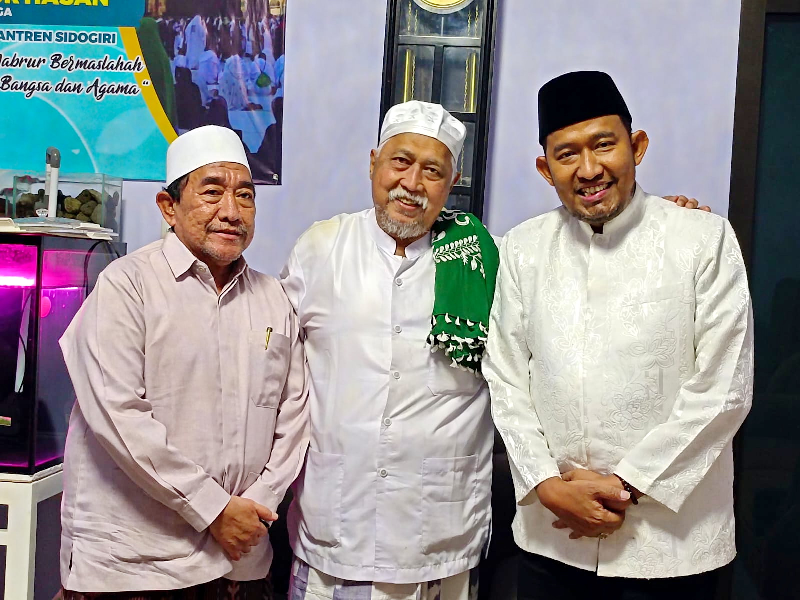 MOHON RESTU: Cabup Sumenep Achmad Fauzi Wongsojudo bersama Cawabup KH Imam Hasyim saat sowan ke kediaman Pengasuh Ponpes Sidogiri, Pasuruan, KH A. Fuad Nur Hasan, Rabu (1/10). (TIM FAHAM UNTUK JPRM)
