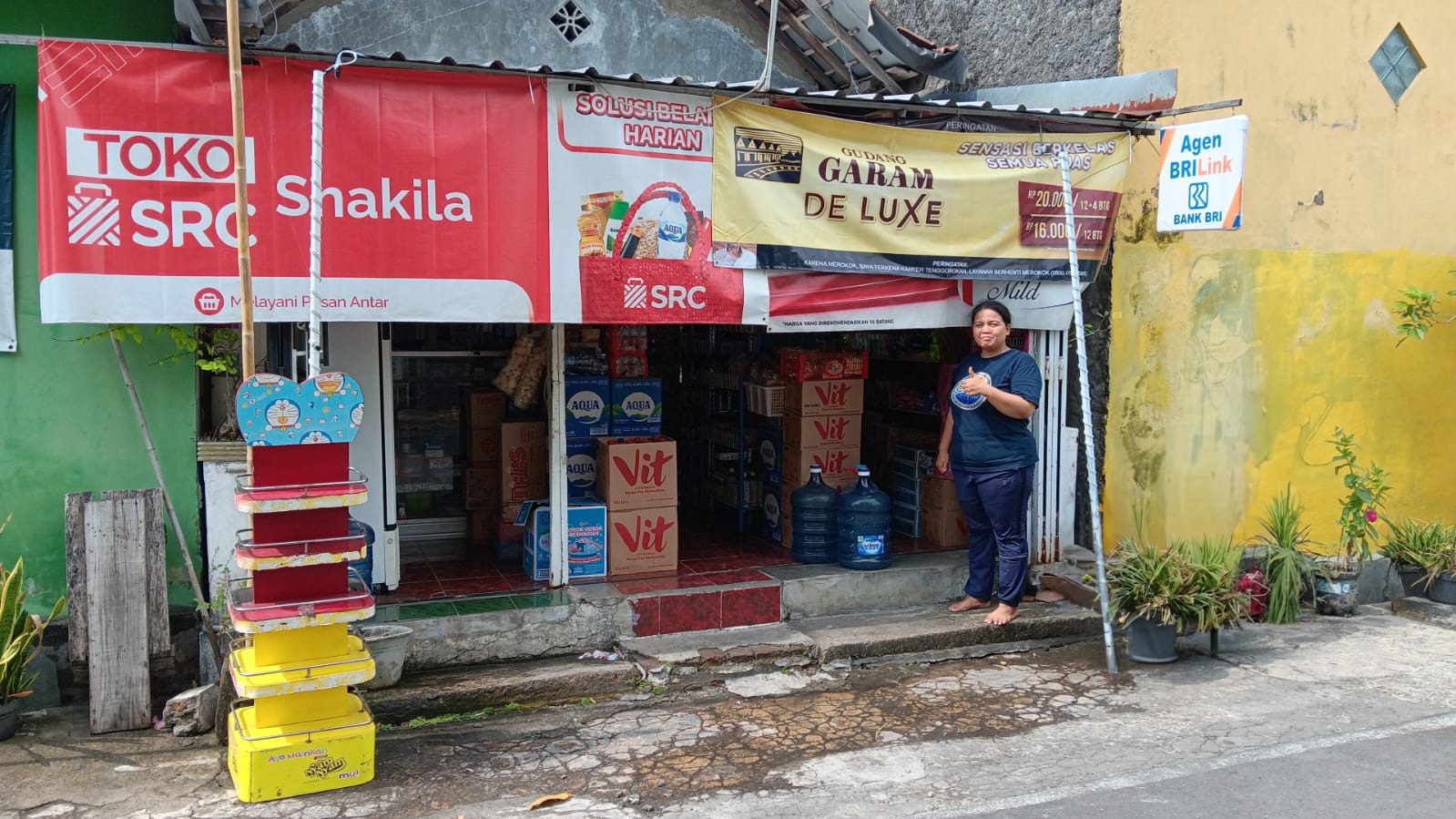 SEMAKIN BERKEMBANG: Dessi warga Desa Honggobayan, Kartasura,  mengelola warung kelontong dari hasil kemitraan dengan AgenBRILink BRI.