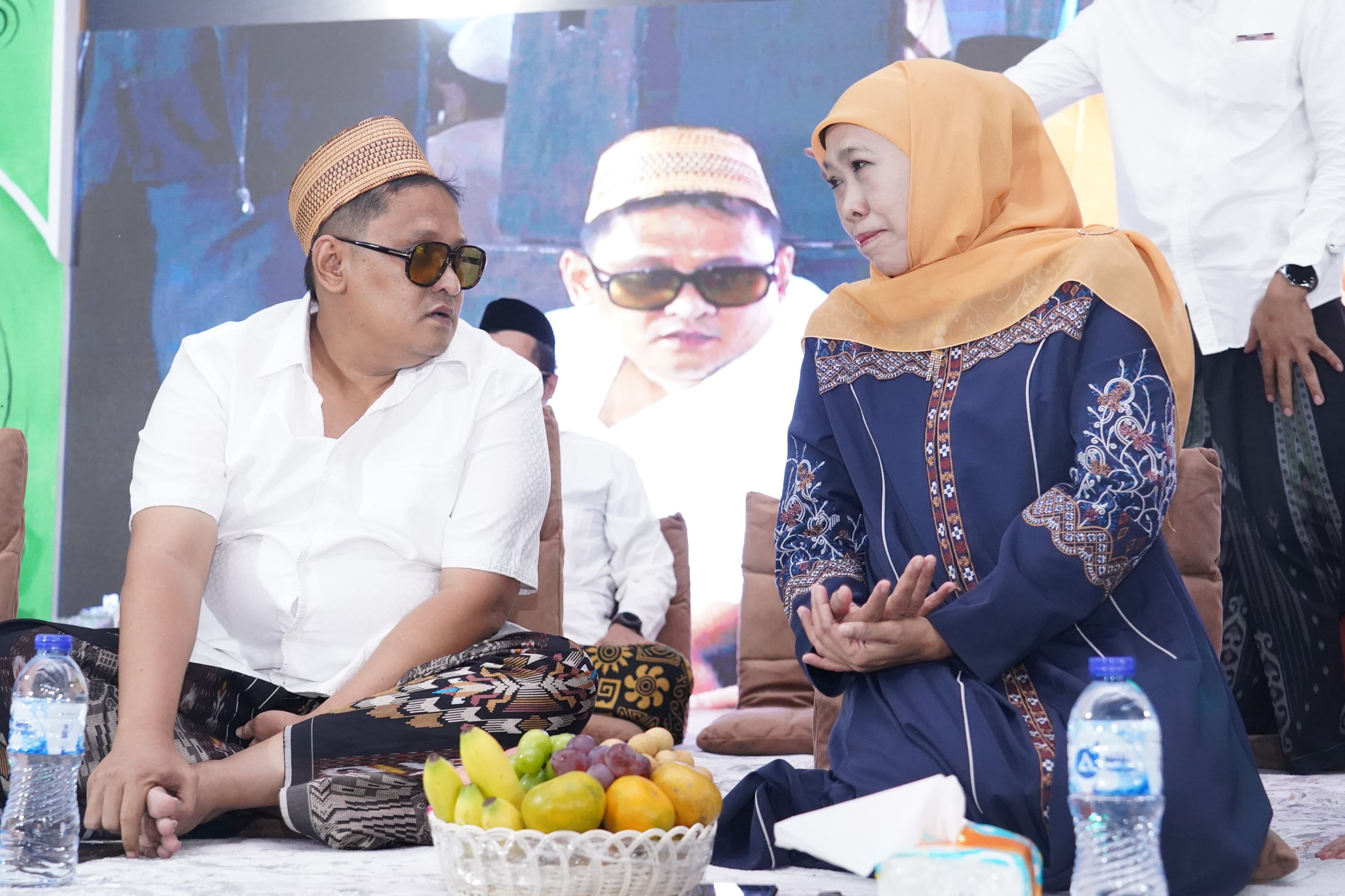 PANUTAN: Calon Gubernur Jawa Timur Khofifah Indar Parawansa berbincang dengan H. Her Pamekasan.