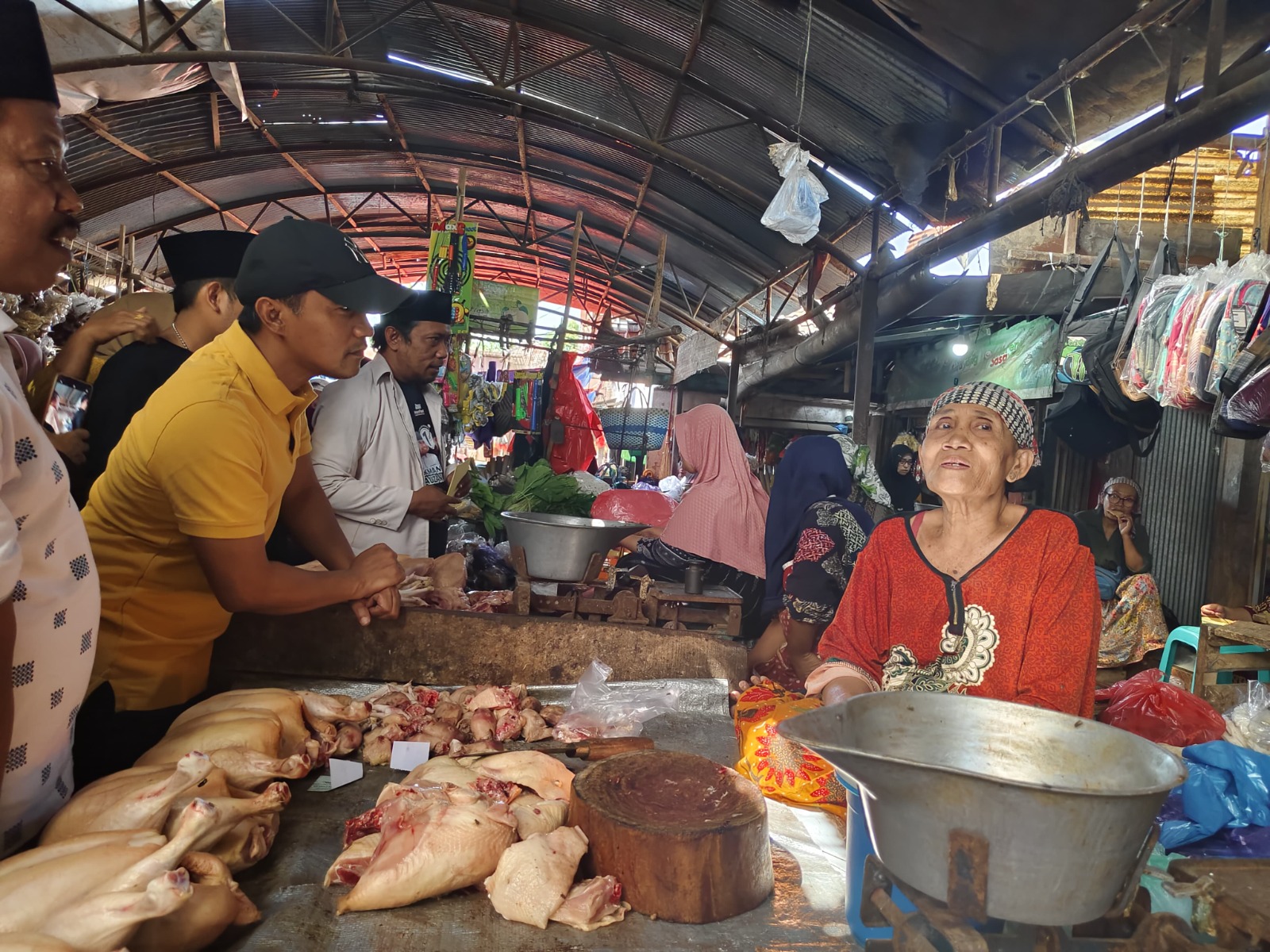 SERAP ASPIRASI: Penjual ayam potong berdialog dengan cabup nomor urut 1 Lukman (Kaus Kuning) di Pasar Tanah Merah, Kamis (10/10). TIM PEMENANGAN MANFAAT UNTUK JPRM)