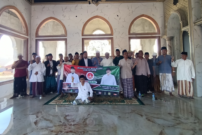 SATUKAN SUARA: Para tokoh agama di Kecamatan Pragaan melakukan deklarasi pemenangan cabup dan cawabup nomor urut 2 di salah satu masjid di Desa Pragaan Daya, Jumat (11/10).(MOH IQBAL/JPRM)