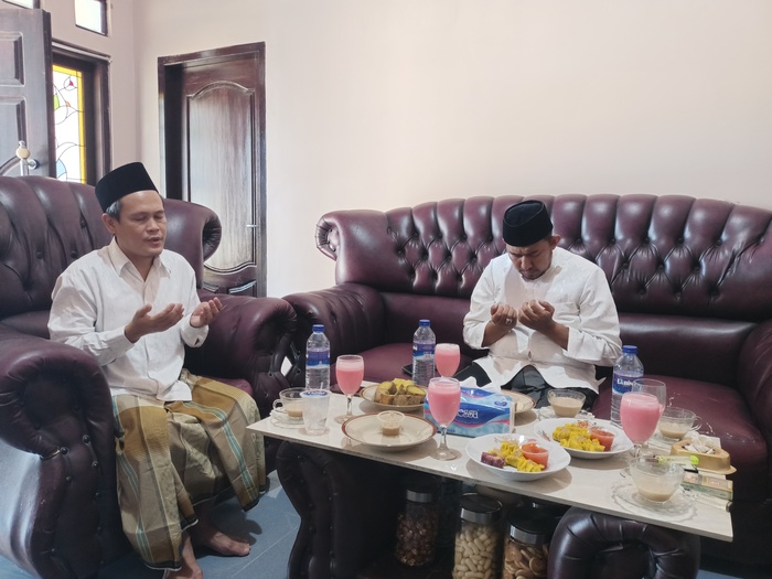 KHUSYUK: Pengasuh Pondok Pesantren Al-Amien Tegal, Desa Prenduan, Kecamatan Pragaan, KH. Muhajiri Musyhab Fatawi (kiri) mendoakan cabup Achmad Fauzi Wongsojudo (kanan) di kediamannya, Jumat (11/10).