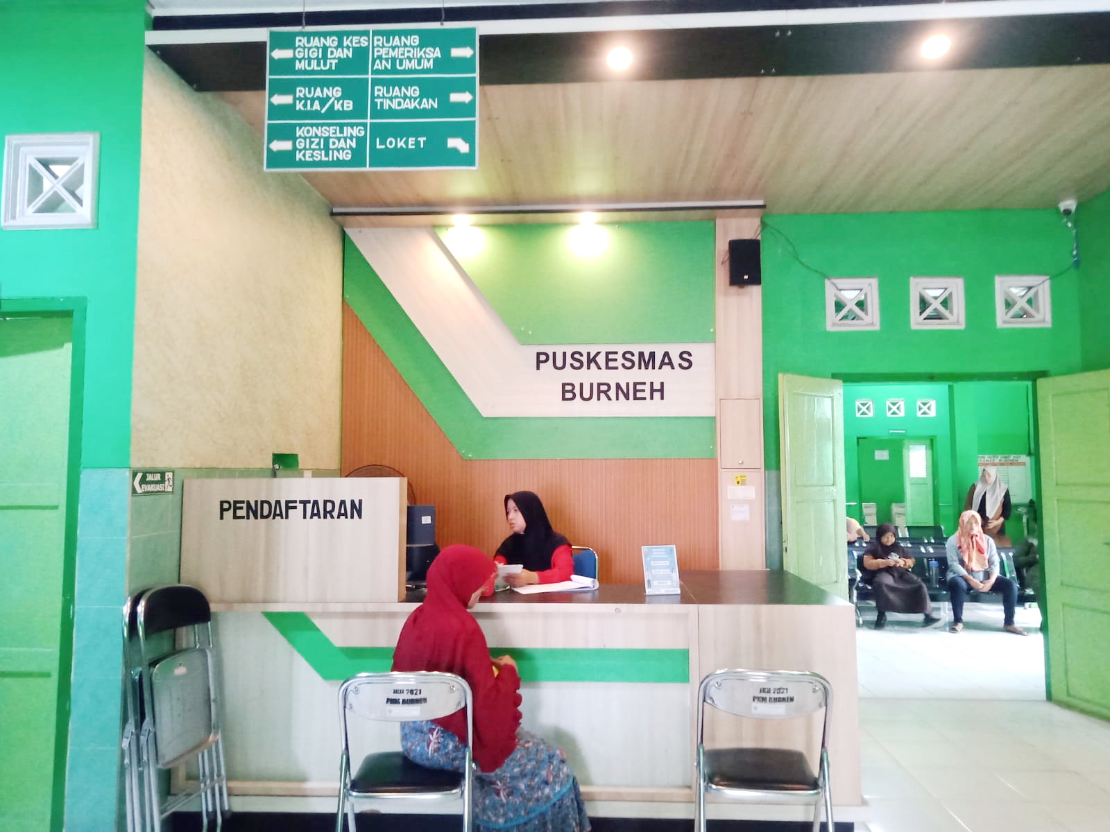 TIDAK MEMILIKI IPAL: Petugas Puskesmas Burneh melayani di ruang pendaftaran Puskesmas Burneh, Jumat (11/10). (IMAMUDIN/JPRM)