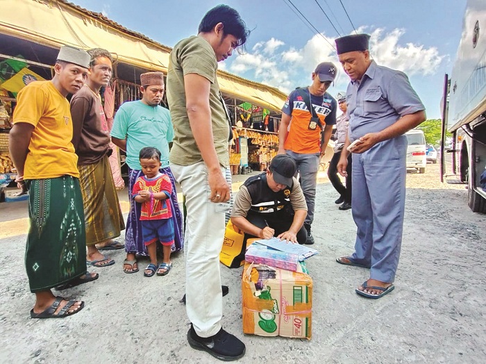 ILEGAL: Petugas gabungan mengamankan rokok ilegal yang dikirim melalui angkutan umum di akses Suramadu Jumat (11/10). (SATPOL PP UNTUK JPRM)