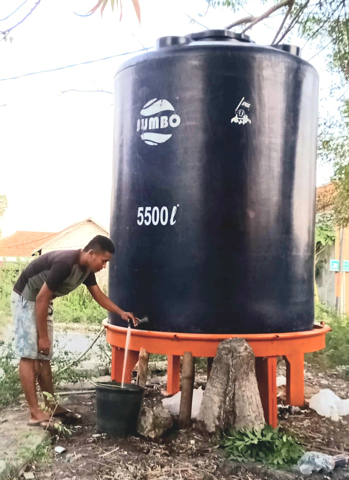 TERBATAS: Pelanggan mengambil air dari tandon alternatif yang disediakan Perumdam Trunojoyo di Kelurahan Polagan, Kecamatan Sampang, Kamis (10/10). (DARUS SALAM UNTUK JPRM)