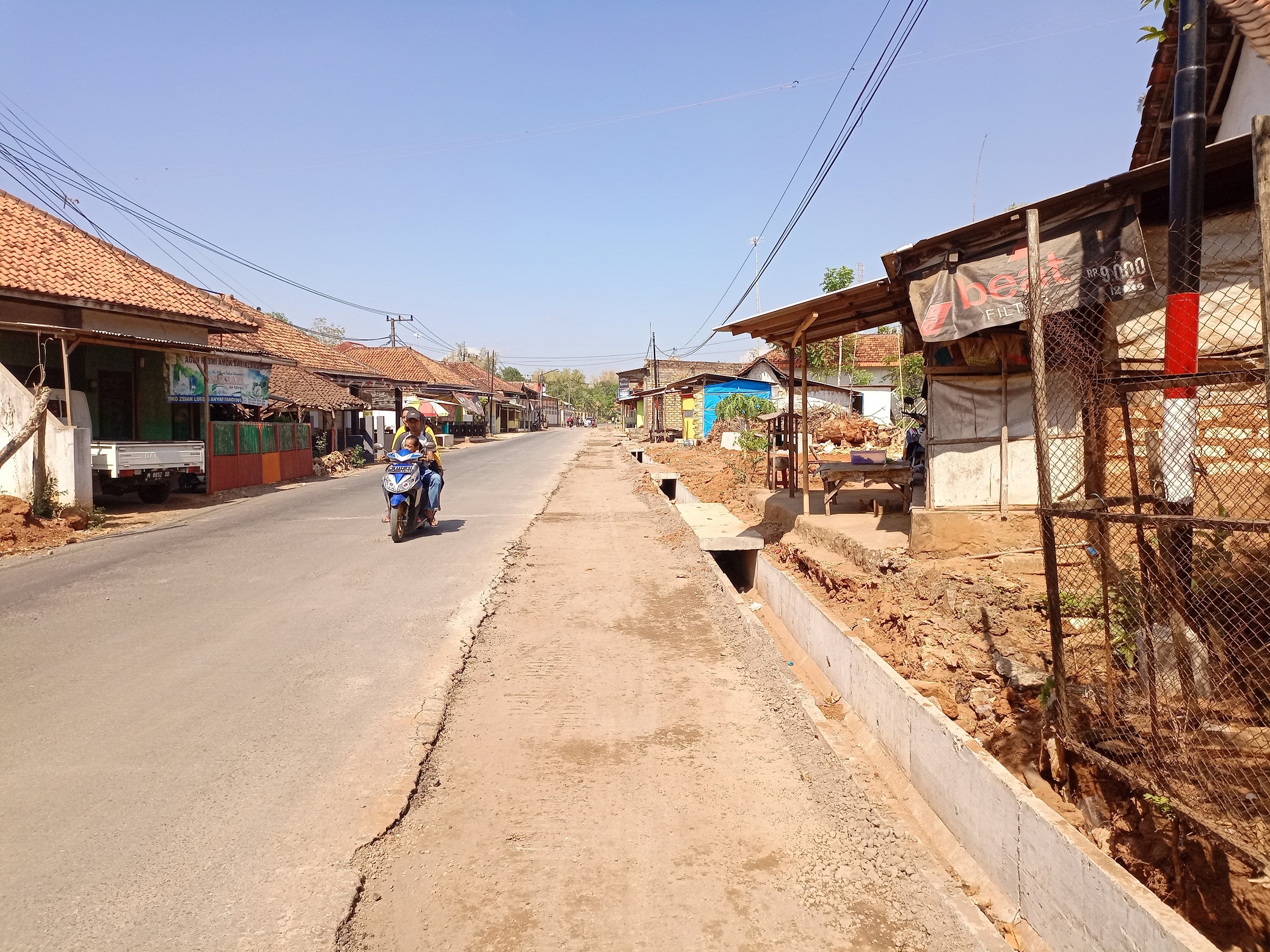 LANDAI: Pengendara melintas di lokasi pengerjaan proyek Jalan Ganding&ndash;Lenteng, Sumenep. (MOH. LATIF/JPRM)