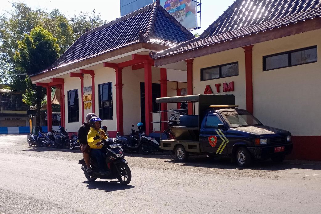 SIAGA: Kendaraan operasianal Satpol PP Sumenep sedang terparkir di pos jaga satpol PP di sisi utara Taman Bunga Pottre Koneng, Kelurahan Pajagalan, Kecamatan Kota, Rabu (28/8). (MOH. IQBAL/JPRM)