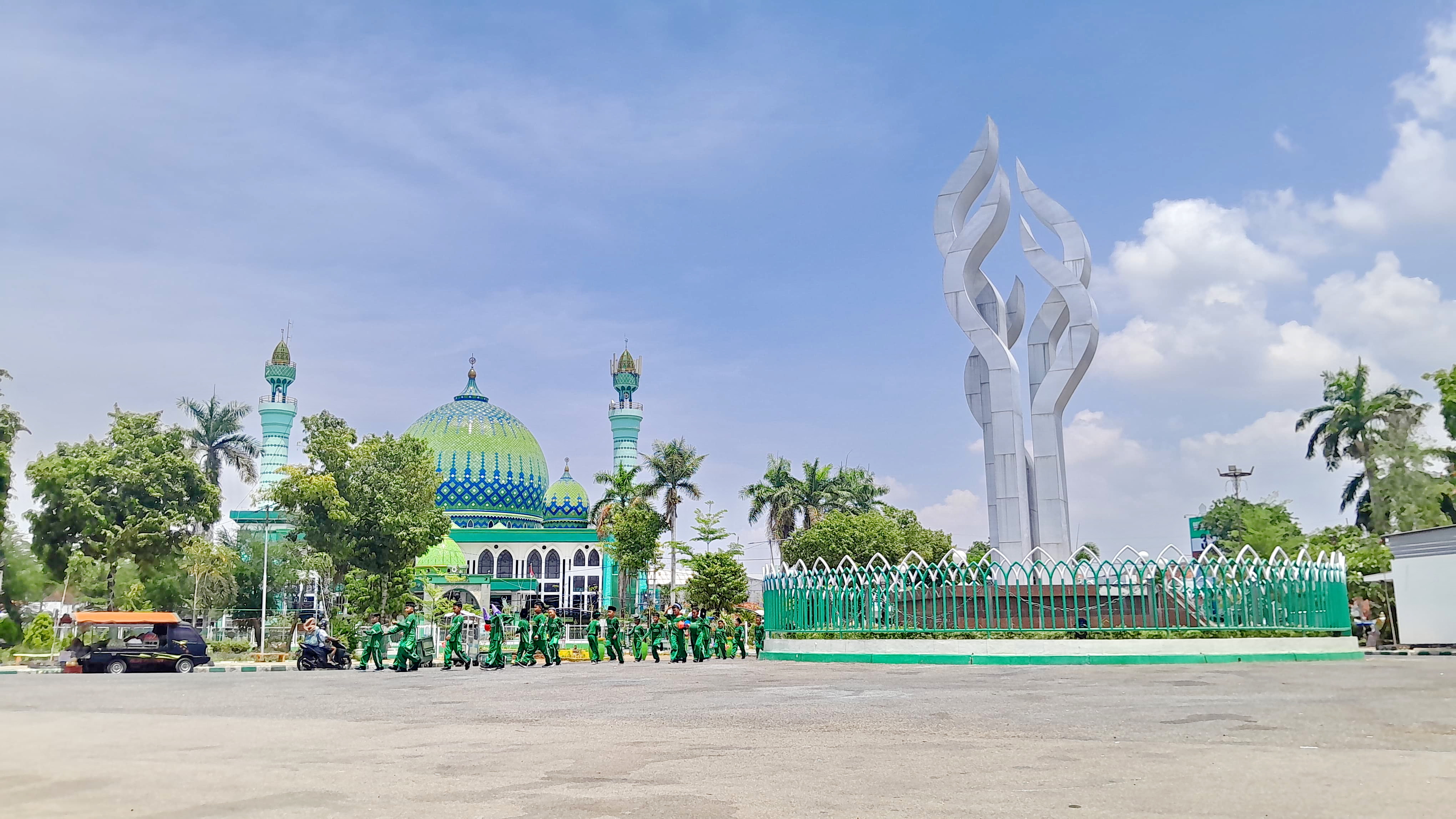 IKON: Anak-anak sekolah sedang bermain di Taman Arek Lancor, Pamekasan, Selasa (15/10). (KHOLIL RAMLI/JPRM)
