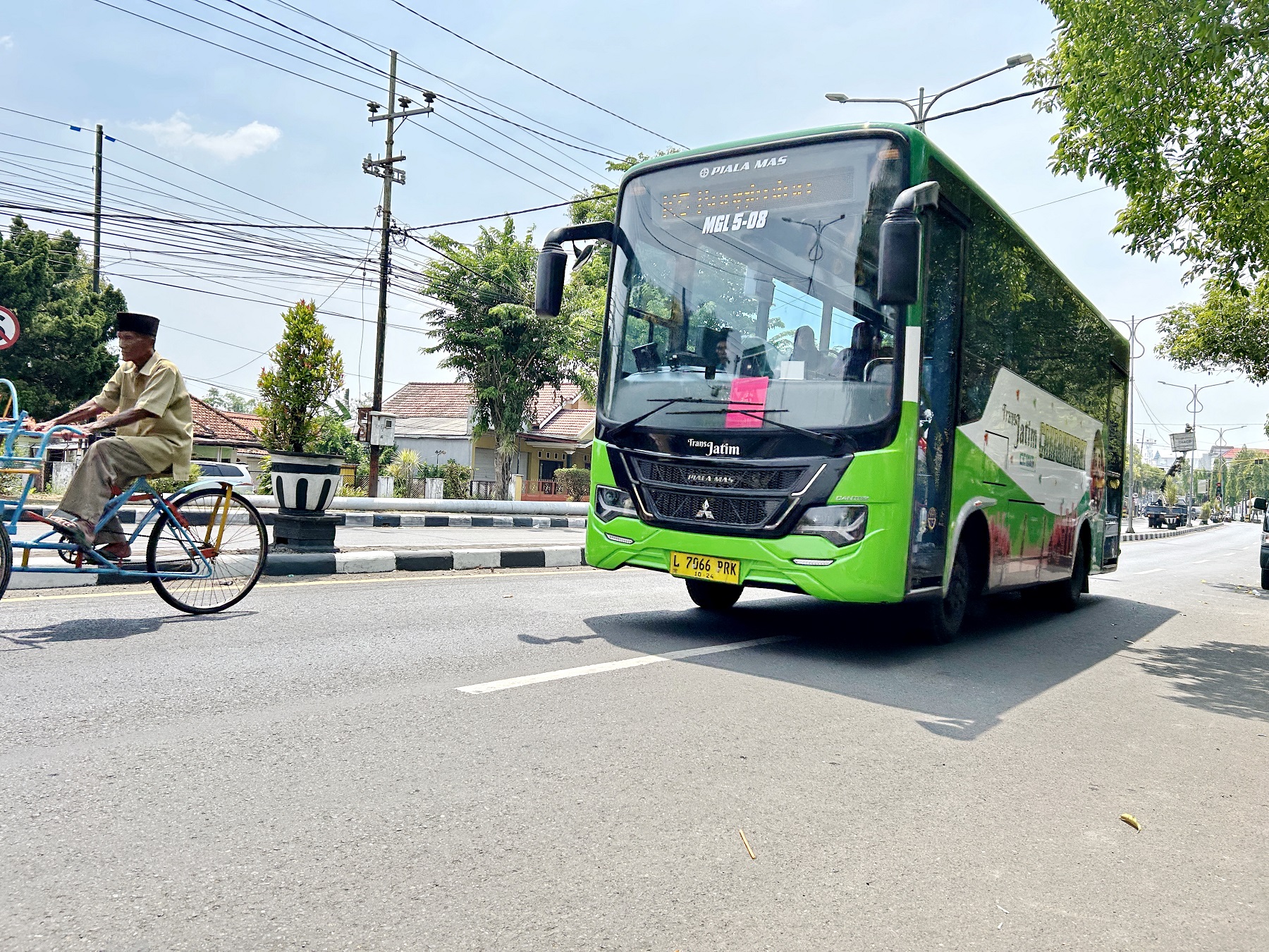 TRANSPORTASI PUBLIK: Bus Trans Jatim melintas di Jalan Pemuda Kaffa, Bangkalan, Senin&nbsp;(14/10).&nbsp;