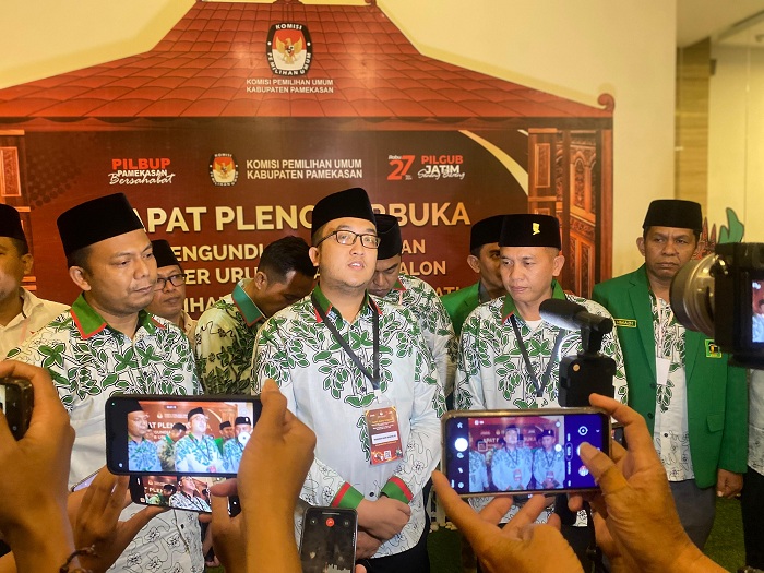 KOMITMEN: Paslon bupati dan wakil bupati Pamekasan Muhammad Baqir Aminatullah dan Taufadi memberikan keterangan seusai pengundian nomor urut di Azana Style Hotel Madura, Senin (23/9).