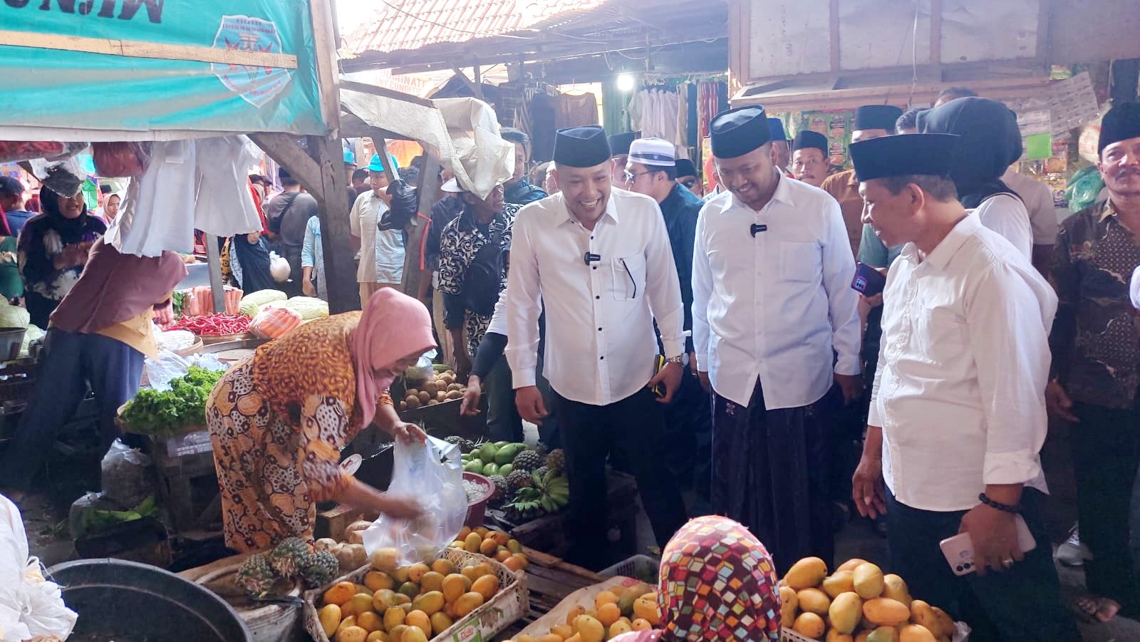 SERAP ASPIRASI: Pasangan Jimad Sakteh mengunjungi Pasar Srimangunan, Sampang, Senin (14/10). (JUNAIDI PONDIYANTO/JPRM)