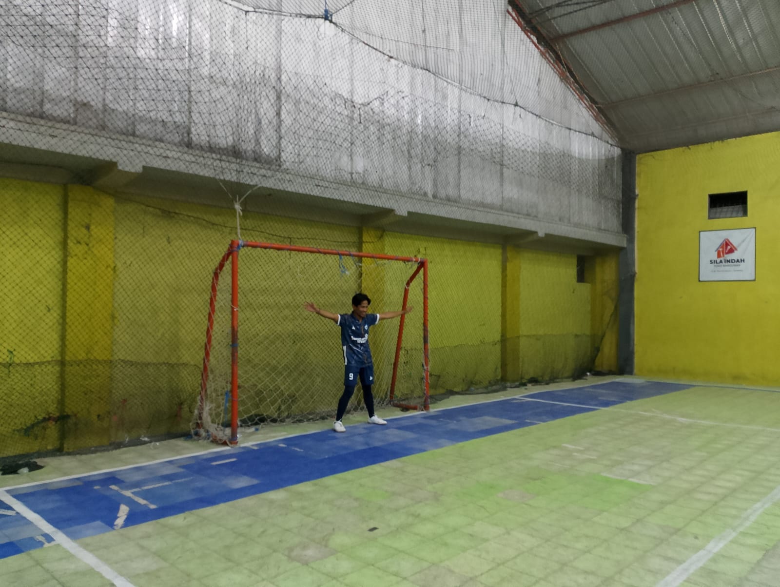 PENUH SEMANGAT: Atlet binaan Afkab Sampang berlatih di Lapangan Futsal Sila Indah, Kota Sampang, Selasa (17/9). (UBAIDILLAHIR RA&rsquo;IE/JPRM)