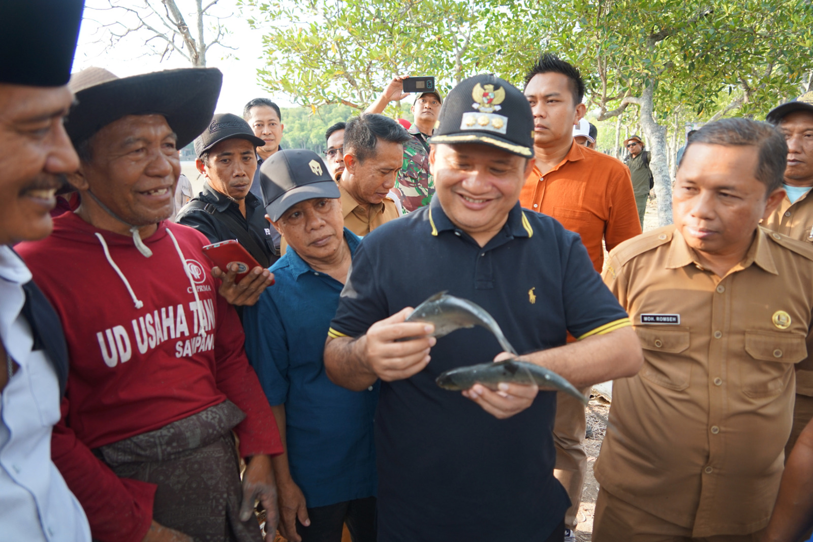 INOVATIF: Pj Bupati Sampang Rudi Arifiyanto (kaos hitam) melihat ikan bandeng hasil panen di Desa Asem Nonggal, Kecamatan Jrengik, Senin (15/10).