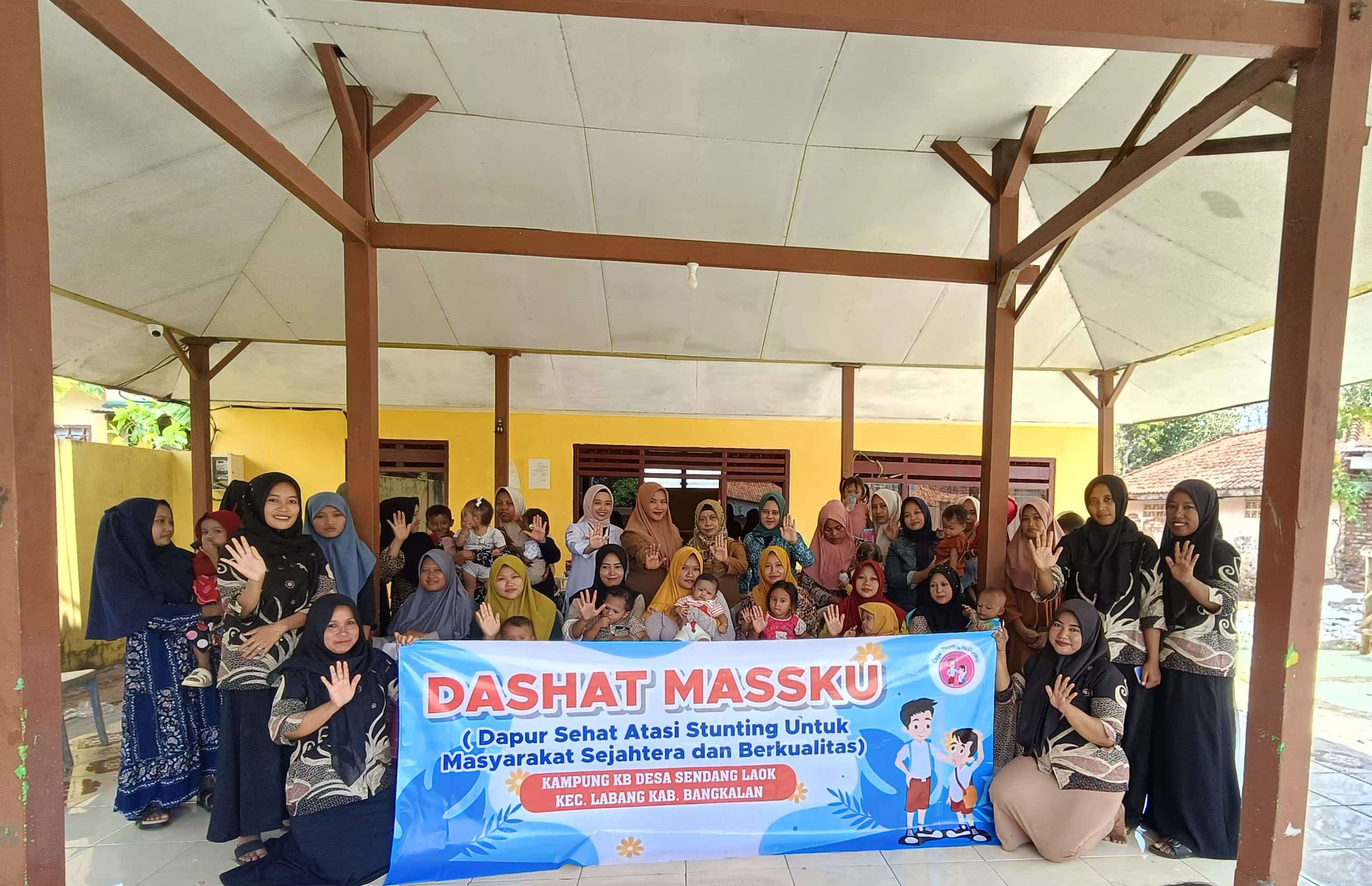 SEHAT BERSAMA: Balai Penyuluhan KB Kecamatan Labang dan TPPS Sendang Laok berfoto bersama dengan bumil dan baduta usai penyerahan PMT, Selasa (15/10). (BALAI PENYULUHAN KB KECAMATAN LABANG)
