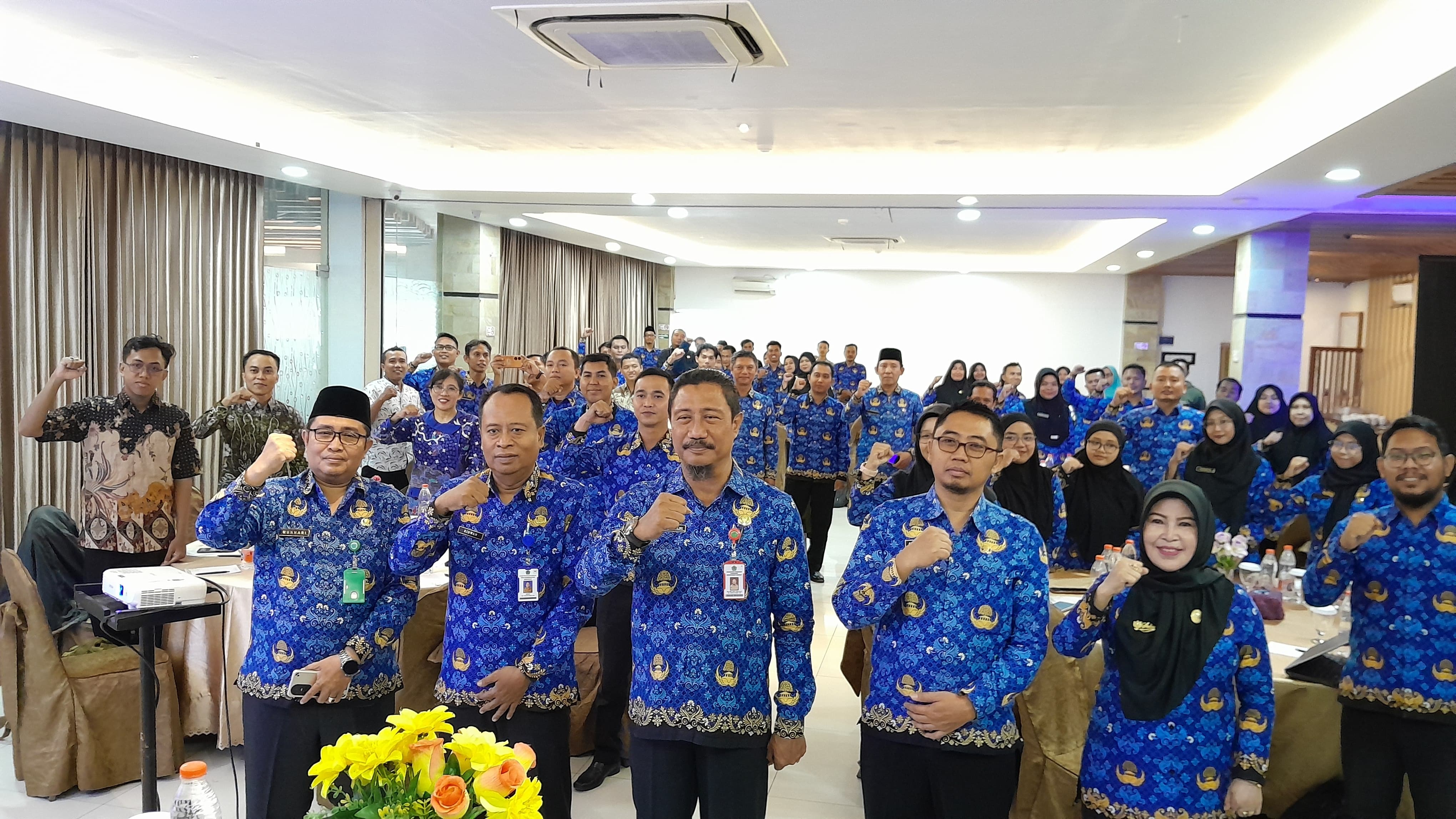 KOMITMEN: Kepala Disdikbud Pamekasan Moh. Alwi (tengah) berfoto bersama dengan peserta Bimtek Coding dan Pemrograman dalam Pembelajaran Informatika bagi Guru SMP di Hotel Odaita, Kamis (17/10).