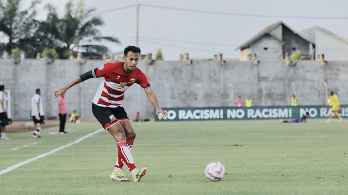KONTROL BOLA: Pemain MU Koko Ari Araya menerima umpan dari rekannya saat bertanding melawan Persita Tangerang&nbsp;di Stadion Gelora Bangkalan, Rabu (21/8). (VIVIN AGUSTIN HARTONO/JPRM)