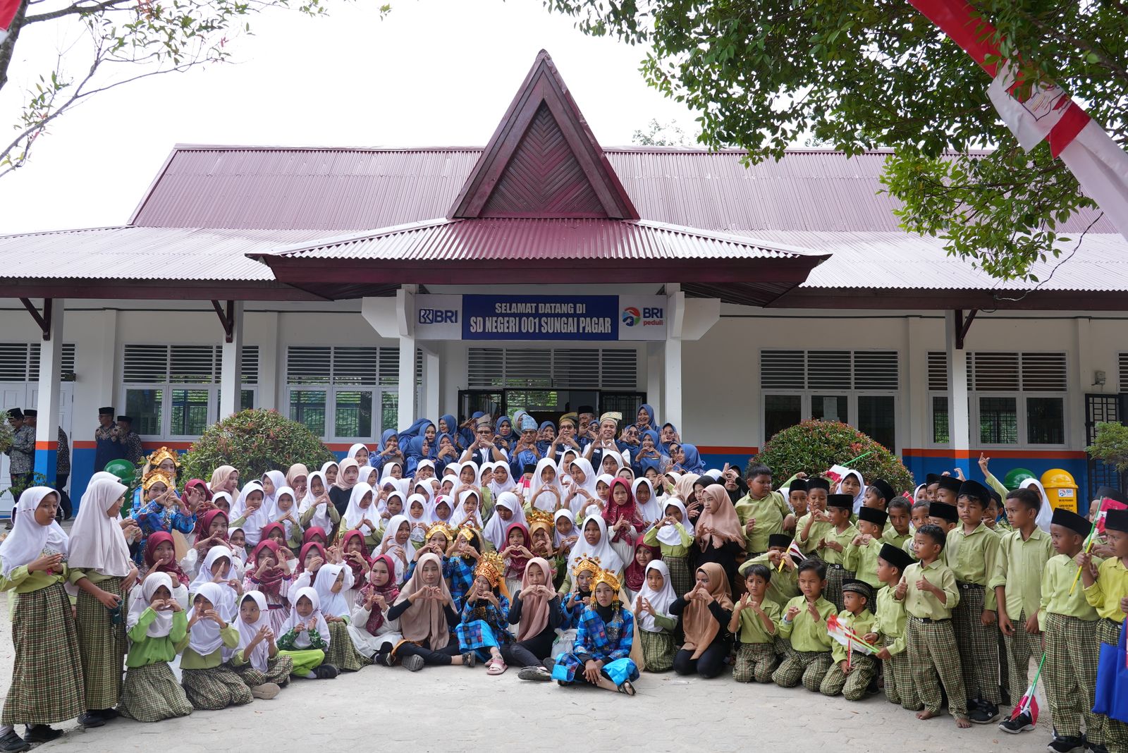SENANG: Siswa-siswi SDN 001 Sungai Pagar, Kecamatan Kampar Kiri Hilir, Kabupaten Kampar, Riau, menikmati hasil renovasi sekolah.