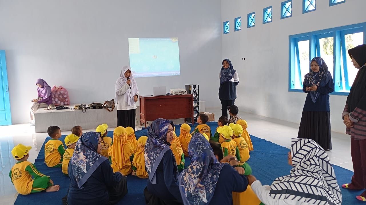 SEHAT: Pegawai diskan menyampaikan materi dalam sosialisasi gemar makan ikan di BBI beberapa waktu lalu. (DINAS PERIKANAN UNTUK JPRM)