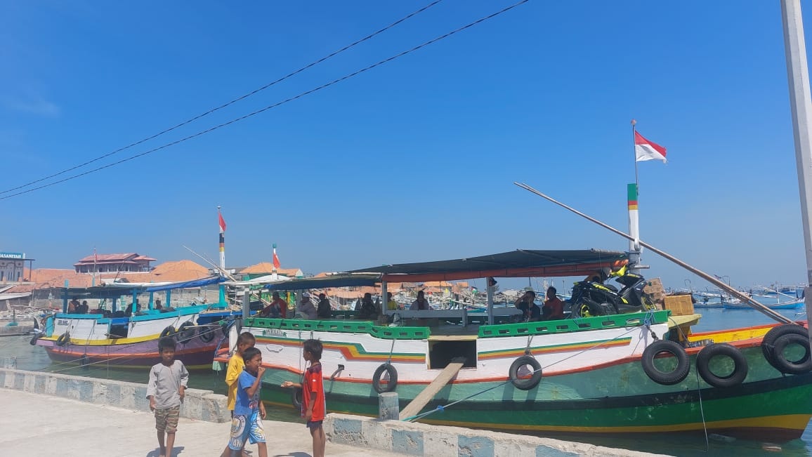 MASUK LOKUS STUNTING: Anak-anak bermain di dermaga Pelabuhan Desa/Pulau Mandangin, Kecamatan Sampang, Senin (2/9).