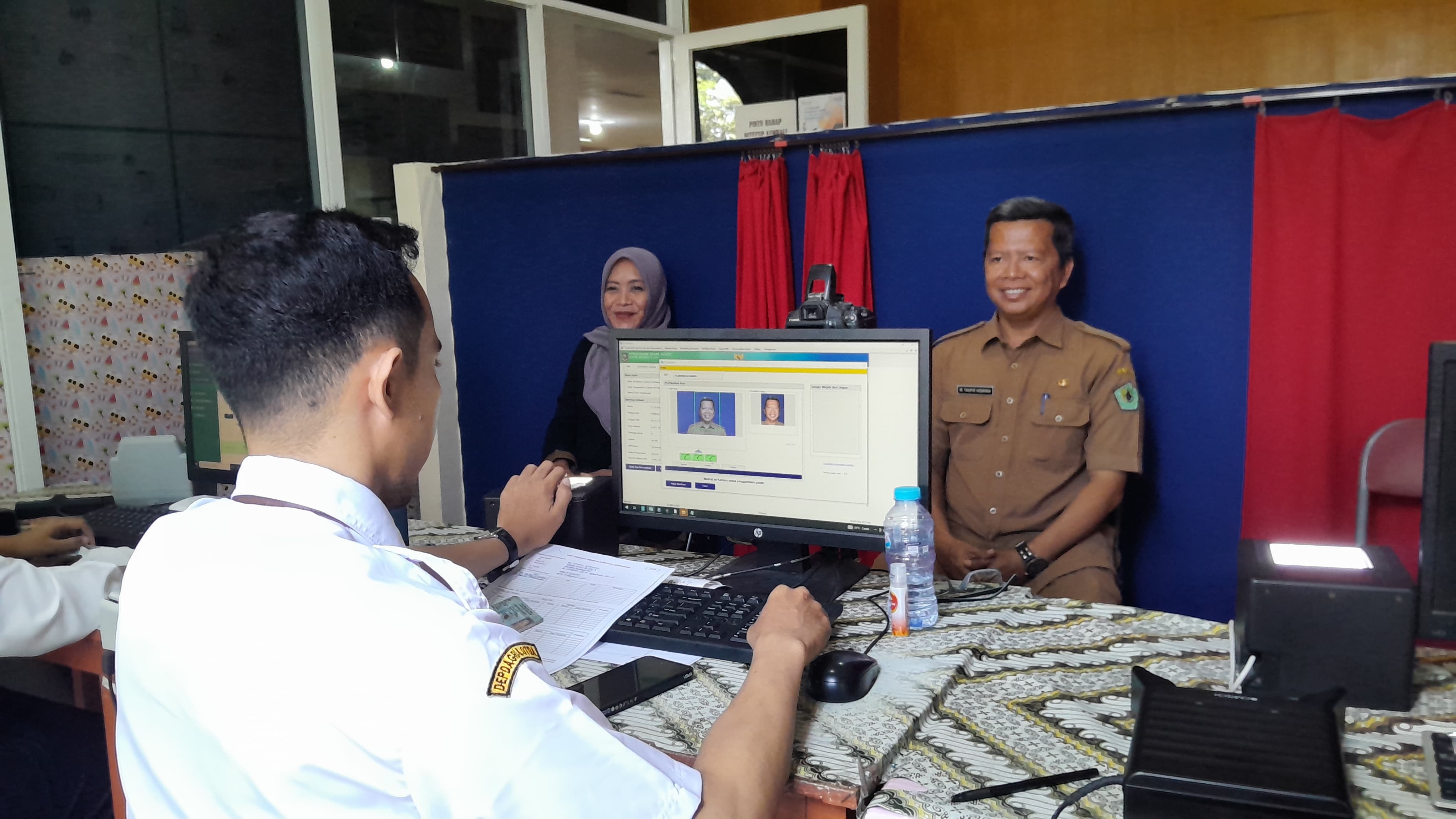 MELAYANI: Petugas Disdukcapil Pamekasan melakukan perekaman KTP di mal pelayanan publik, Senin (30/9). (KHOLIL RAMLI/JPRM)