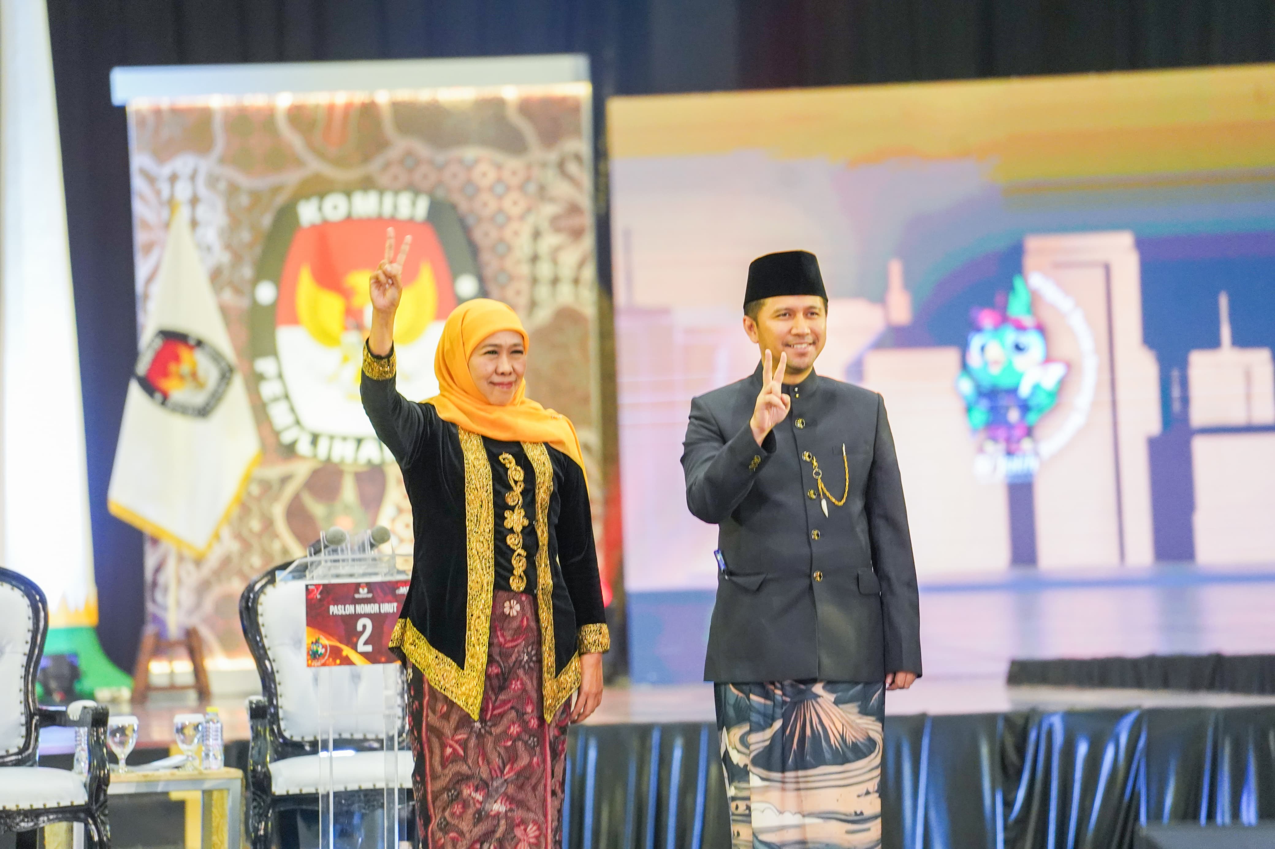 UNGGUL: Pasangan Calon Gubernur dan Wakil Gubernur Jatim Khofifah-Emil tampil meyakinkan di debat Pilgub Jatim, dia bahas inovasi dan investasi.