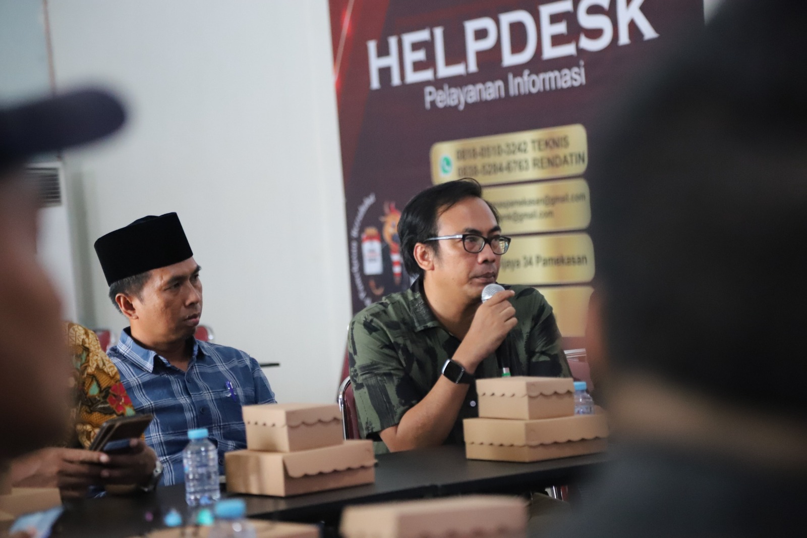 SANTAI: Ketua Divisi Sosdiklilh Parmas SDM KPU Pamekasan Moh. Amiruddin.(pegang mikrofon) membuka rakor persiapan debat publik pertama.