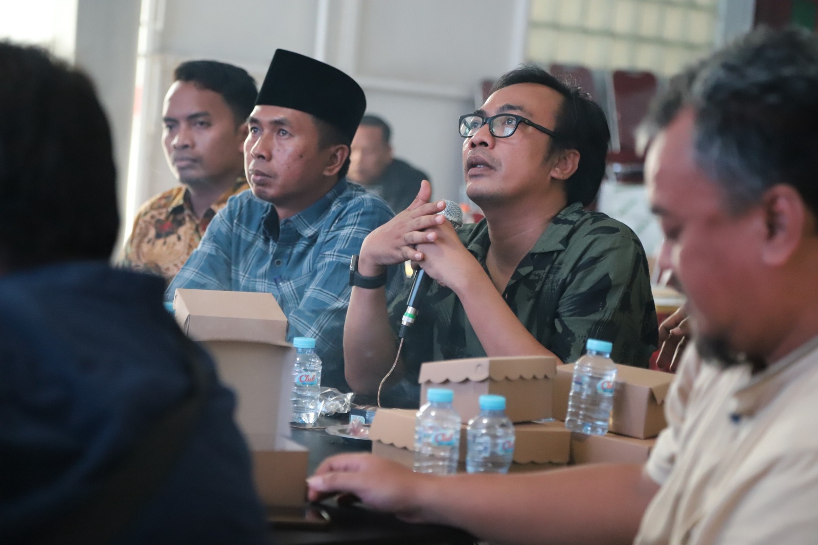 BERSAHAJA: Ketua Divisi Sosdiklilh Parmas SDM KPU Pamekasan Moh. Amiruddin memimpin rakor persiapan debat publik pertama Pilbup Pamekasan 2024, Jumat (18/10). (KPU PAMEKASAN UNTUK JPRM)