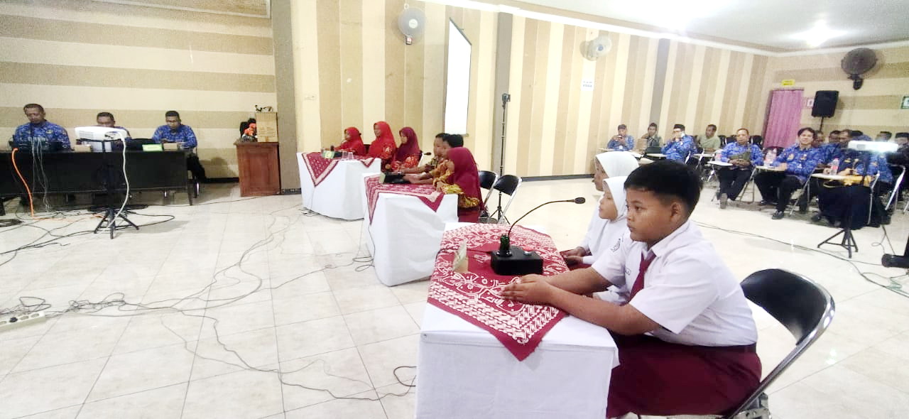 FOKUS: Sejumlah siswa mengikuti kompetisi ISCO Pediyah di Gedung PKPRI Serba Usaha Pabian, Sumenep. (DISPENDIK UNTUK JPRM)