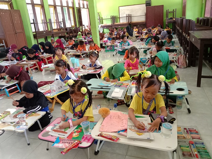 HARAPAN MASA DEPAN: Puluhan peserta mengikuti lomba mewarnai di SDN Pasongsongan 1, Sumenep, Jumat (18/10). (MOH. LATIF/JPRM)