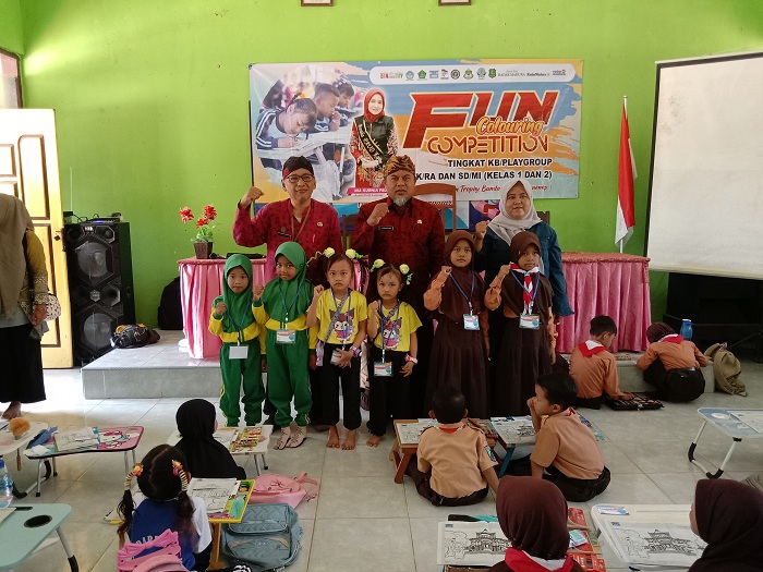 PEDULI PENDIDIKAN: Dari kiri, Sekretaris K3S Pasongsongan Agus Sugiyanto, Ketua K3S Akhmad Busri, dan Ketua Panitia lomba Heriviya Yuvi berfoto bersama perwakilan peserta.