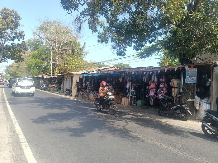 PERLU DITATA: Sejumlah pedagang Pasar Bangkal berjualan di pinggir jalan, Sabtu (19/10). (MOH. IQBAL/JPRM)