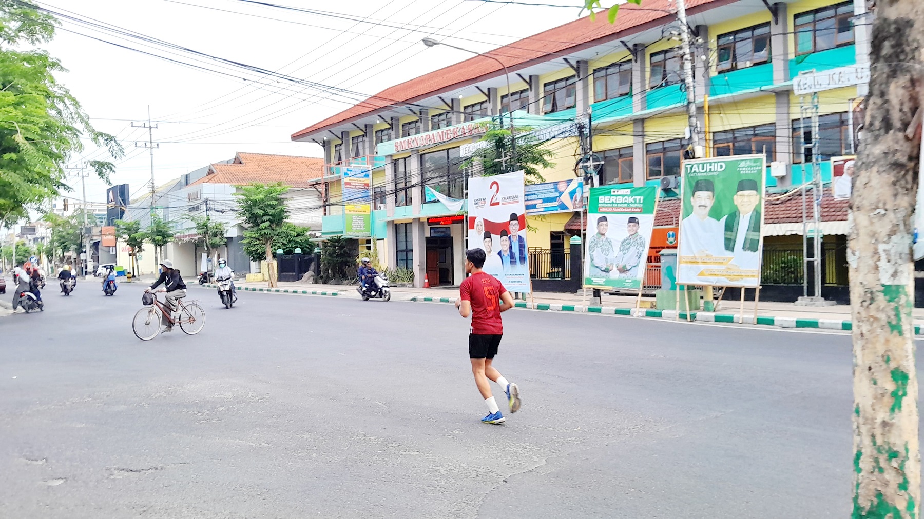 TIDAK SESUAI KETENTUAN: Tiga APK calon bupati dan wakil bupati Pamekasan terpasang di Jalan Kabupaten Minggu (20/10).