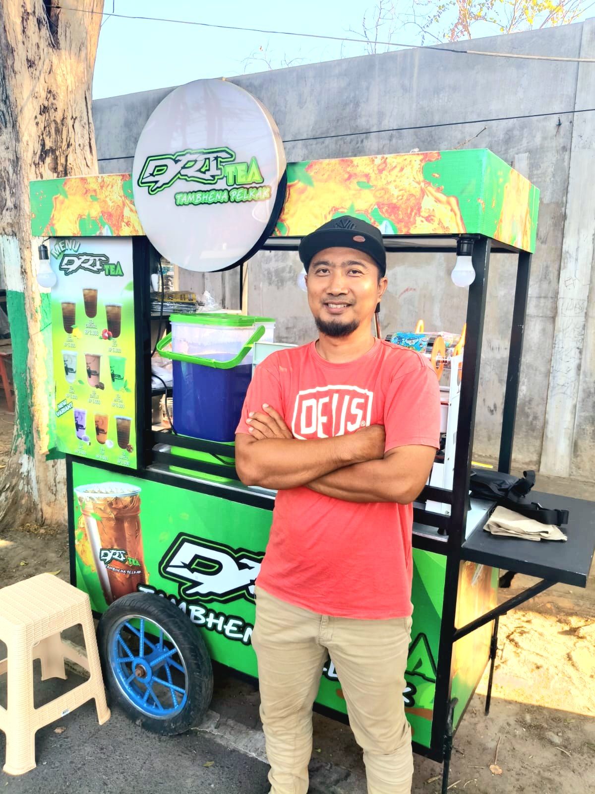 SUKSES: Owner DRT Tea Veri Junianto foto di salah satu cabang yang baru dibuka di Pamekasan, Sabtu (12/10). (MOH. IQBAL/JPRM)