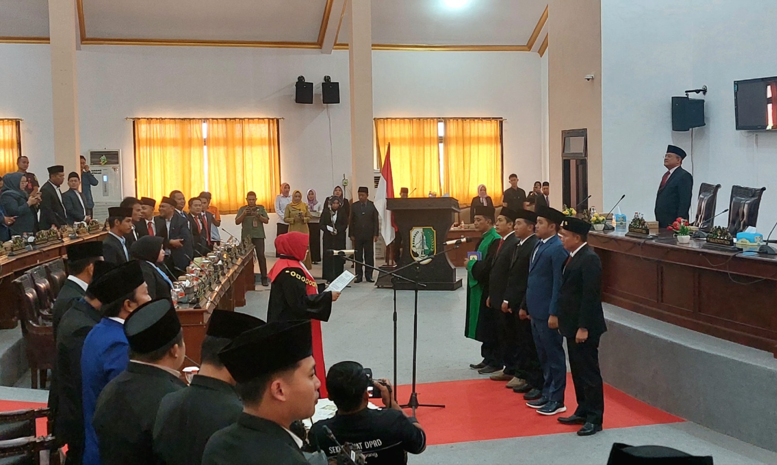 TERTIB: Sejumlah anggota dewan tengah mengikuti prosesi pelantikan pimpinan definitif DPRD Sampang periode 2024&ndash;2029 di kantornya, Selasa (15/10). (JUNAIDI PONDIYANTO/JPRM)