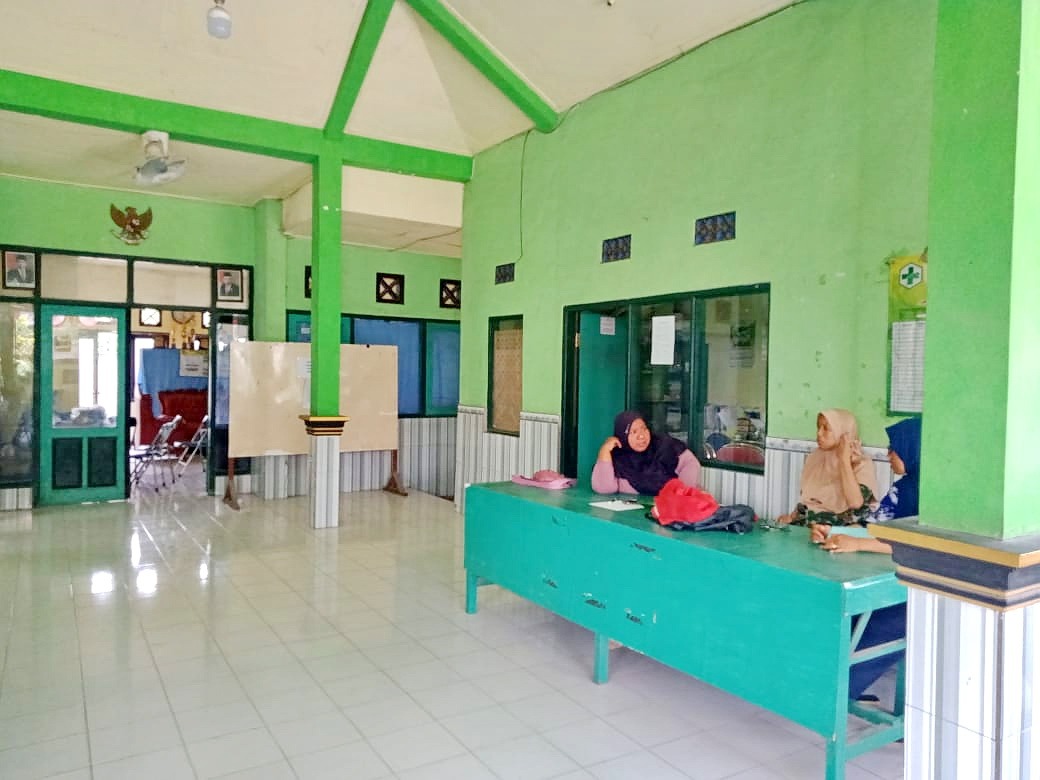 SANTAI: Sejumlah perangkat desa berada di kantor Balai Desa Martajasah, Bangkalan, Jumat (18/10). (IMAMUDIN/JPRM)