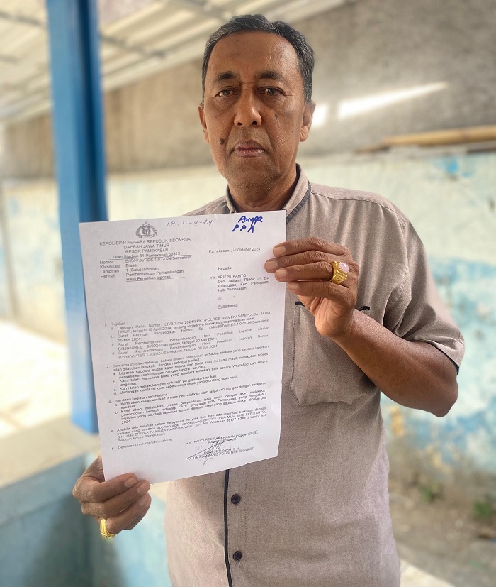 BERJUANG: Pelapor Arif Sukamto menunjukkan SP2HP atas laporan dugaan pemalsuan sertifikat tanah Minggu (20/10). (MOH. IQBAL AFGANI/JPRM)