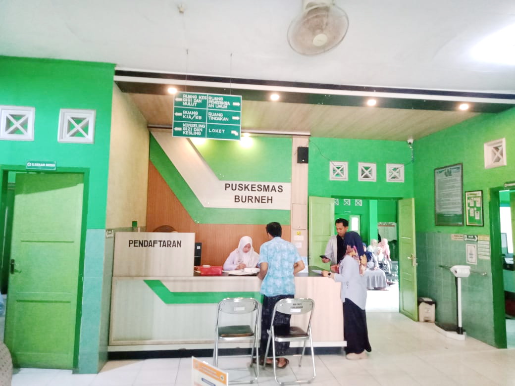 SUMBER PAD: Petugas Puskesmas Burneh melayani masyarakat di ruang pendaftaran, Jumat (18/10). (IMAMUDIN/JPRM)