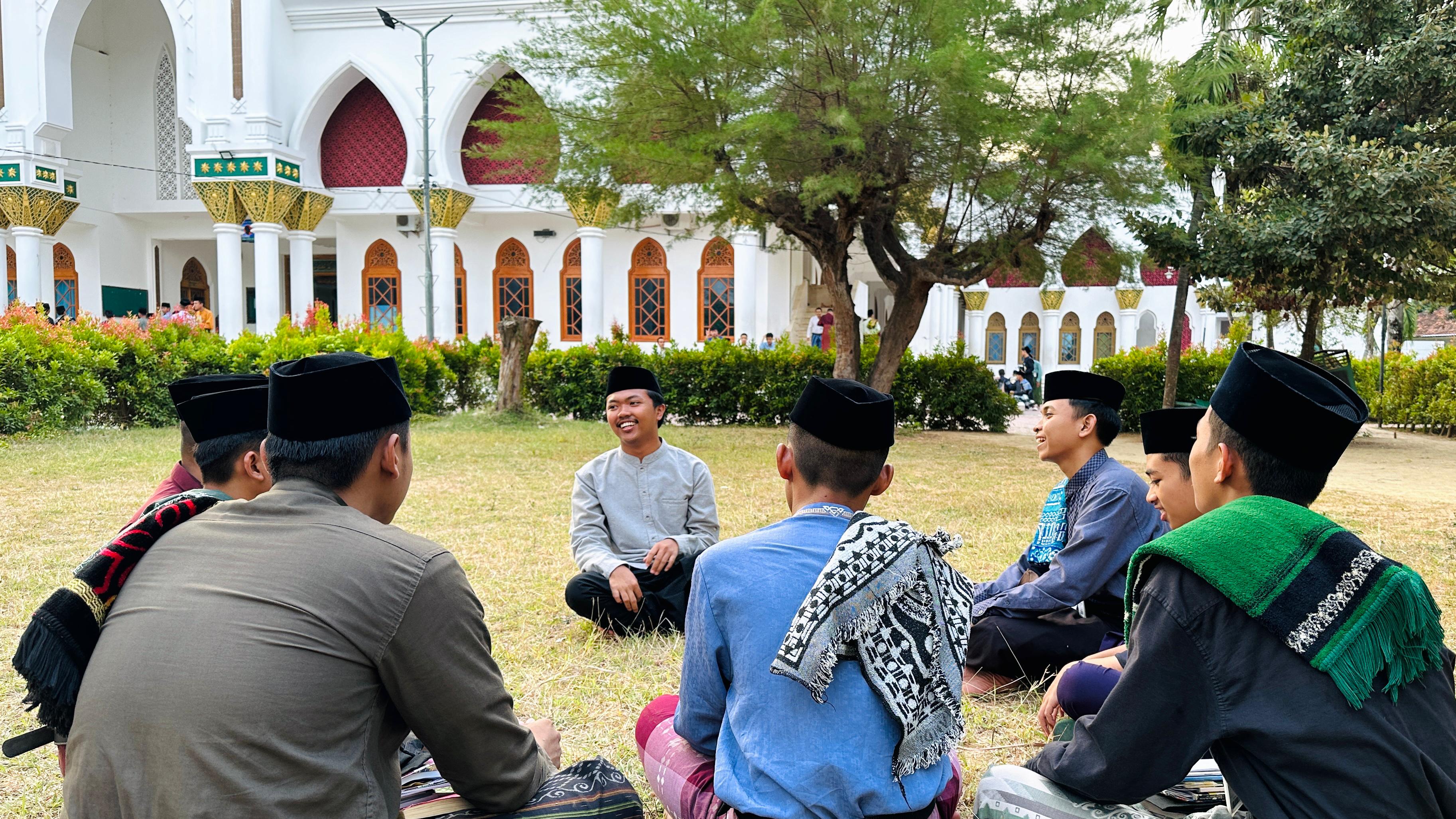 BERDISKUSI: Santri Pondok Pesantren Al-Amien Prenduan, Sumenep, sedang berdiskusi di halaman pondok. (PONPES AL-AMIEN PRENDUAN)