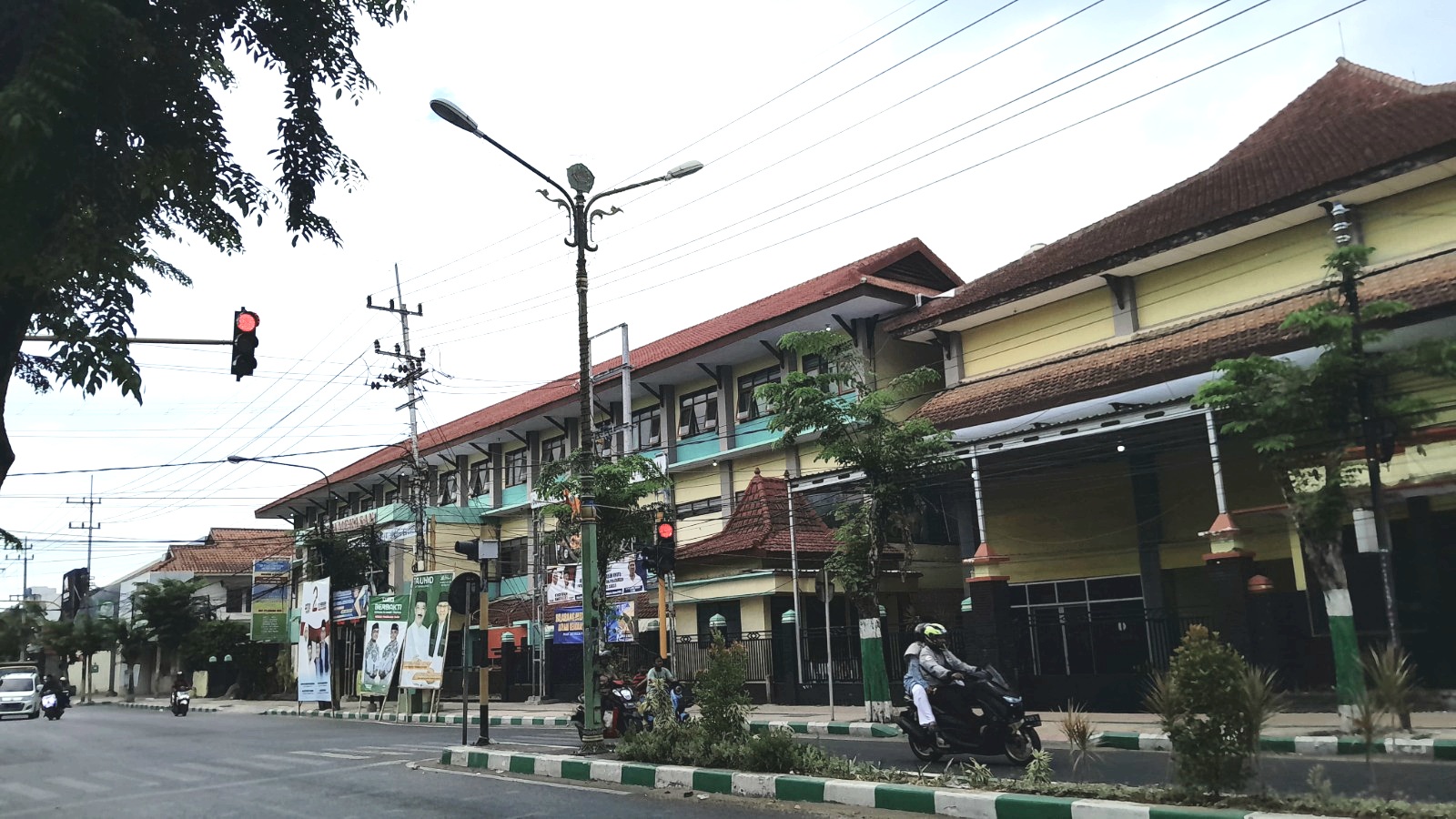 MENDUNG: Kendaraan roda dua melintas di sekitar PJU Jalan Kabupaten Minggu (20/10). (M. KHOLIL RAMLI/JPRM)