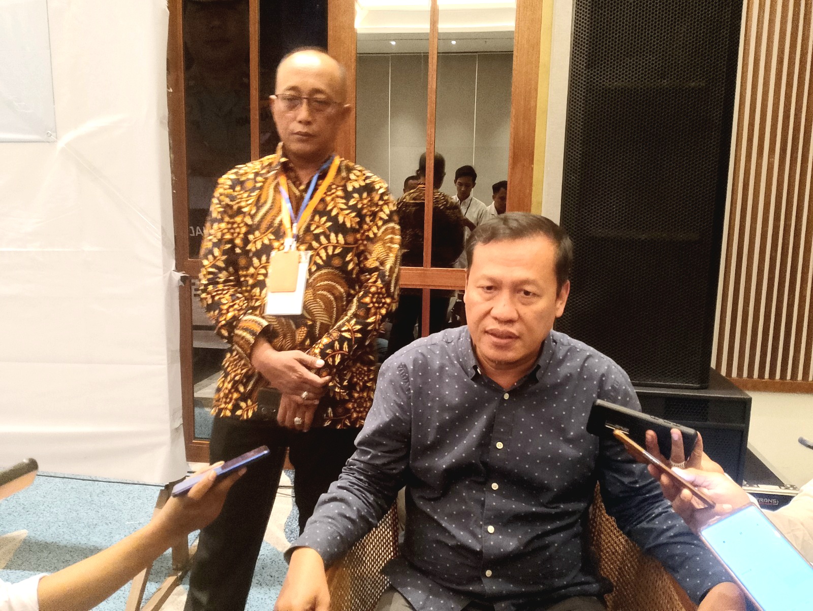 BERI PENJELASAN: Anggota Dewan Pers Atmaji Sapto Anggoro saat jumpa pers pada kegiatan UKW di Hotel Kokoon, Banyuwangi, Jumat (18/9). (UBAIDILLAHIR RAIE/JPRM)