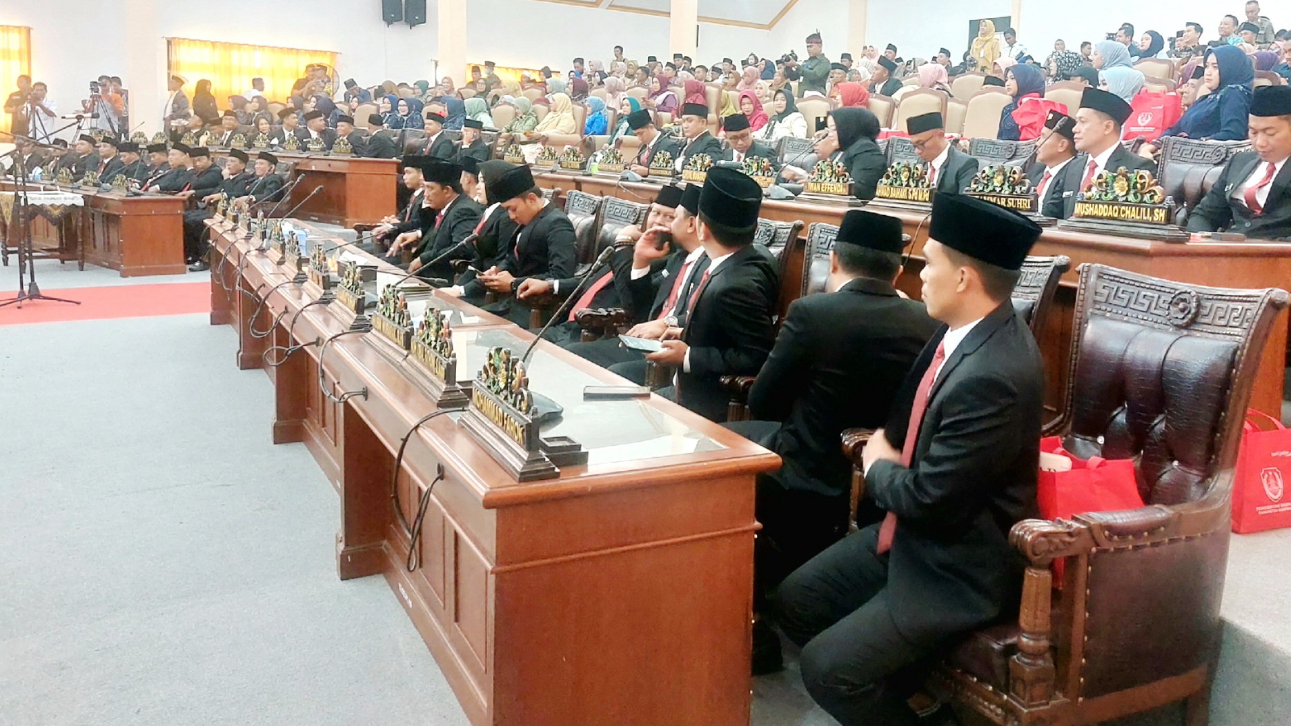RAPI: Ketua Bapemperda DPRD Sampang Muhammad Faruk (kanan depan) bersama sejumlah anggota dewan mengikuti sidang paripurna pelantikan anggota dewan di kantor dewan, Senin (26/8).