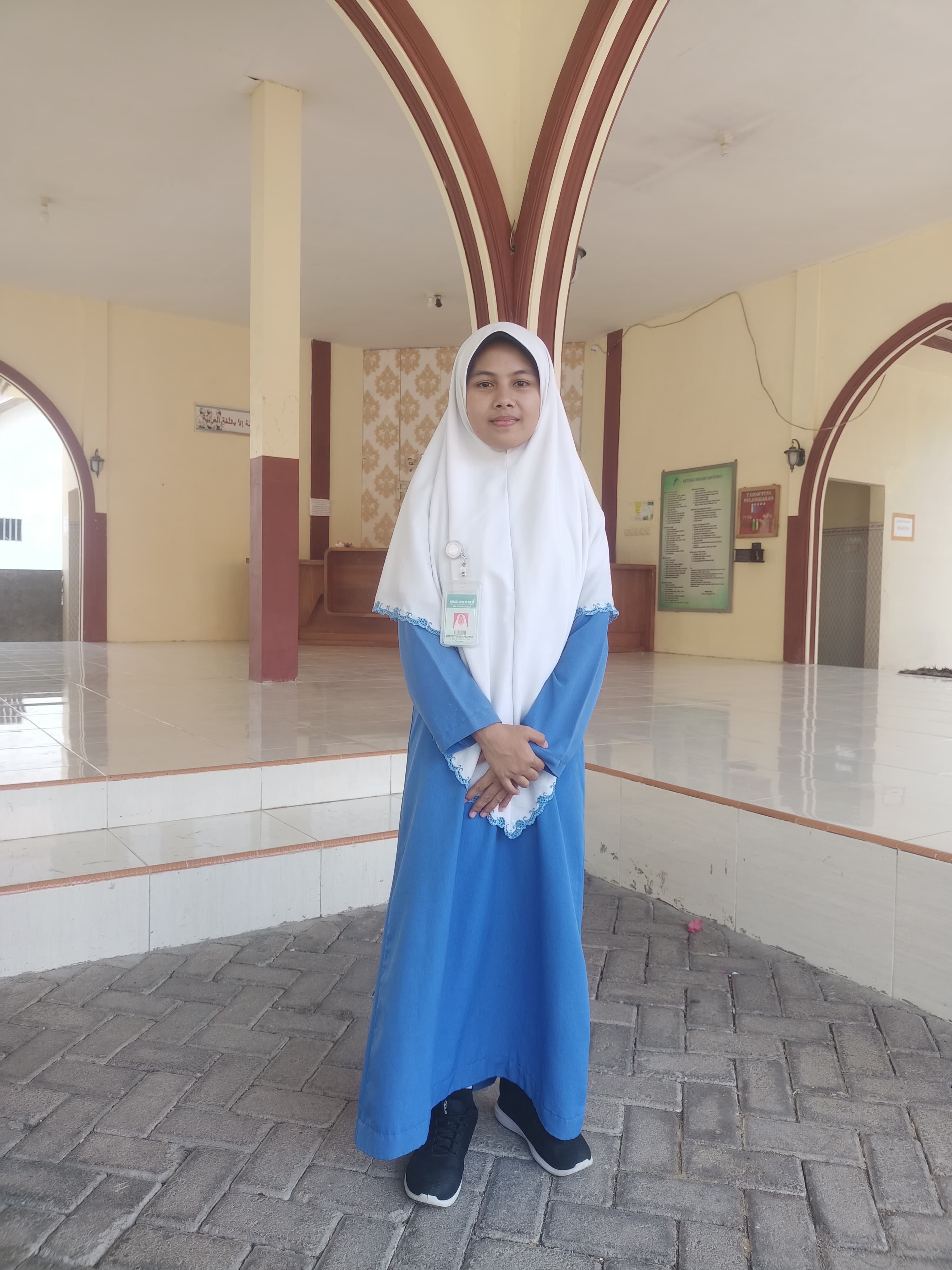 BERPRESTASI: Wafiwatun Nuraniyyah bercerita perjuangan hingga meraih juara 3 lomba MTQ Nasional XXX 2024 di ruang tunggu Ma&rsquo;had Tahfidz Al-Qur&rsquo;an Ponpes Al-Amien Prenduan, Sumenep,&nbsp;Kamis (17/10).